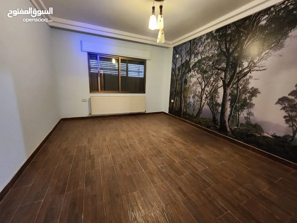 شقة مع روف منفصل فارغة للبيع في حي الصحابة - ref : 14580