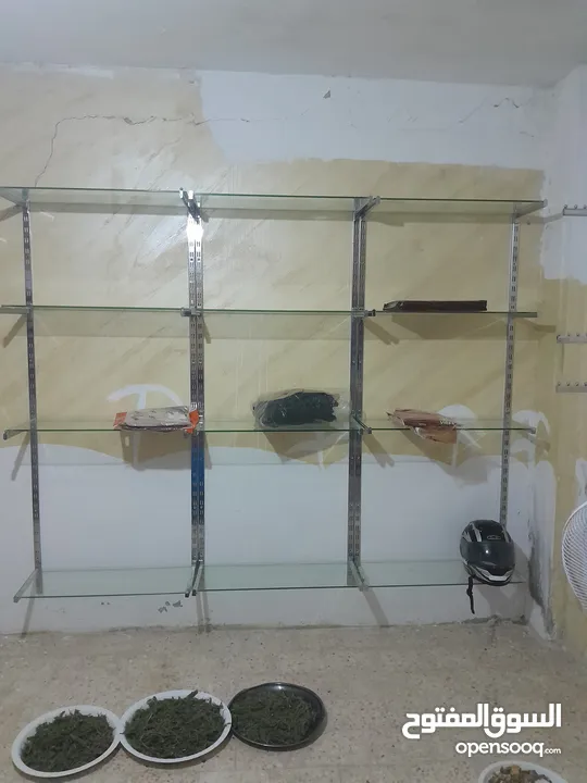 رفوف كزاز بحالت الوكاله للبيع بداعي السفر  يصلح لمحل