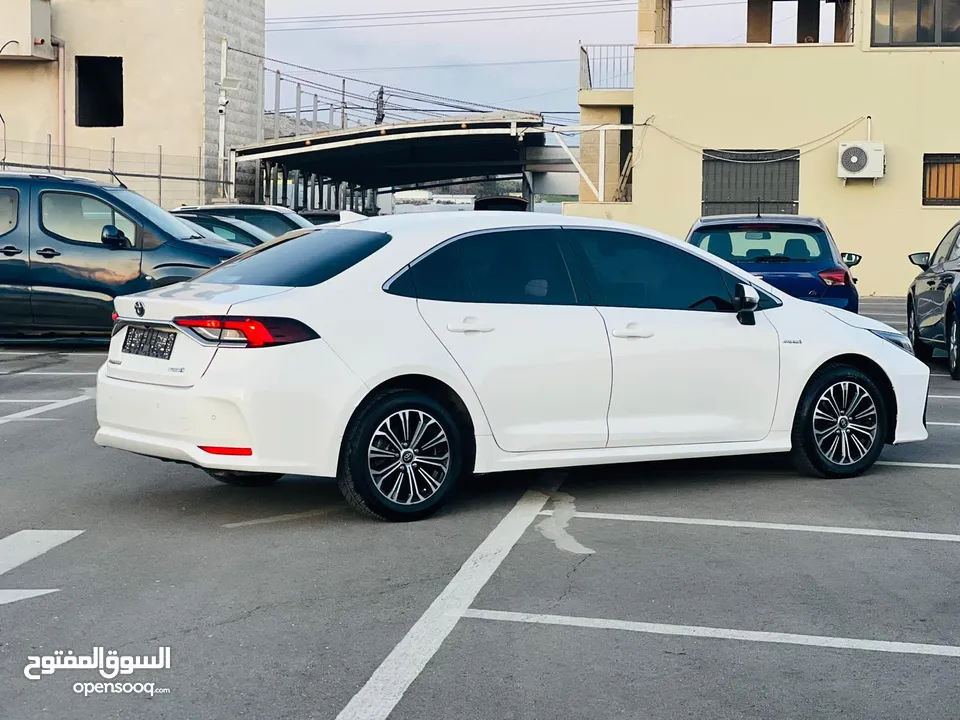 تيوتا كورولا هايبرد ترخيص 2022 فل بدون فتحة مميزة  ماتور 1800cc ( بنزين + كهرباء) 170Hp