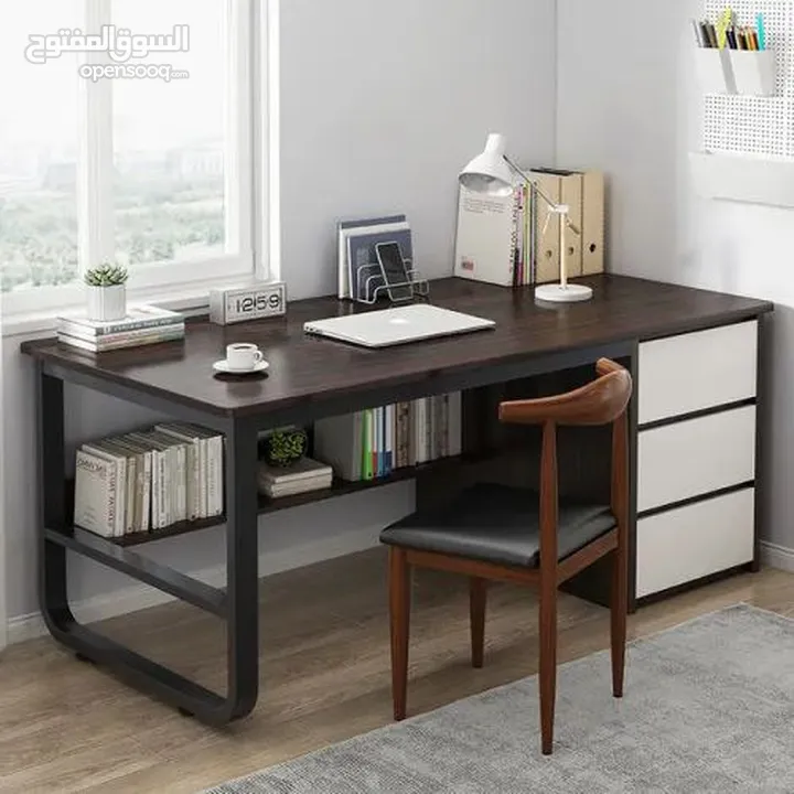 مكتب فاخر بتصميم عصري أنيق هيكل معدني أسود قوي يمنح المكتب ثبات وأناقة   3 أدراج عملية واسعة