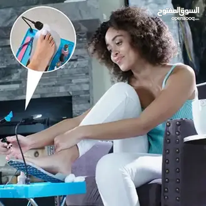 طاولة رفع القدم لوضع المناكير وتقليم الاظافر براحه اكثر مع مروحه تجفيف فوري و اضاءة تنشيف وعدسه مكبر