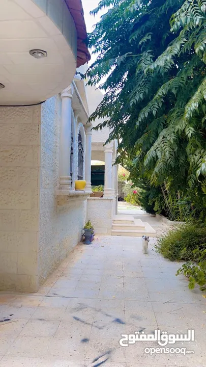 فيلا للبيع بالبنيات طريق المطار شارع الخدمات في حي هادئ جدا