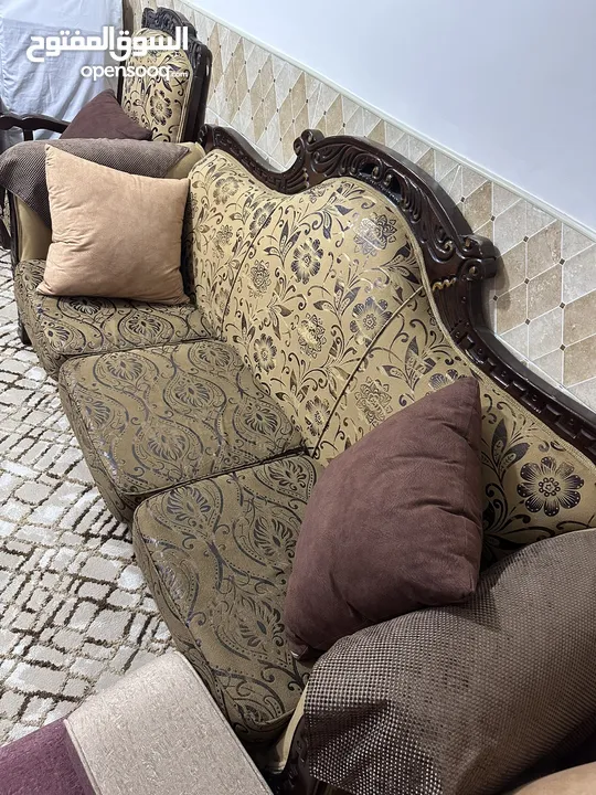 طقمين كنب بحالة ممتازة للبيع بسعر ممتاز