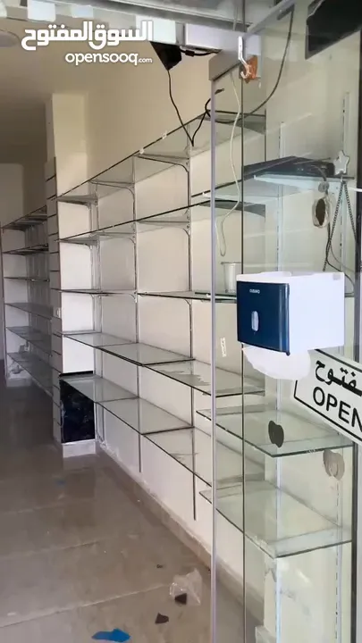 رفوف زجاج سيكوريت 8 ملم مستعمل للبيع عواميد كروم علاقات كروم