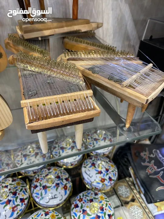 تحف على شكل الالات موسيقة