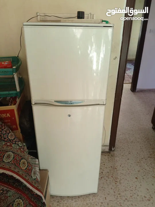 ثلاجه نوع شارب شبه جديده بحاجه لتعبئه غاز فقط