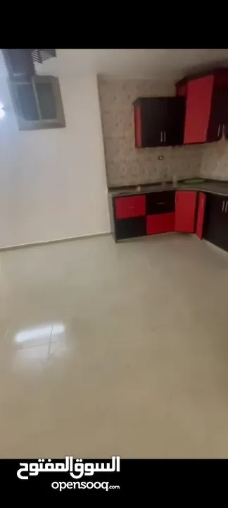 شقه مشطبه للبيع مساحتها 145 متر دفعه 20 واقساط 400 دينار 3 غرف نوم وحمامين ومطبخ وصالون وبرنده