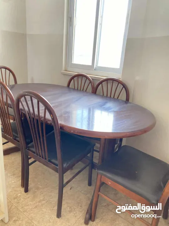 تخت مفرد مع طاوله سفره و6 كراسي