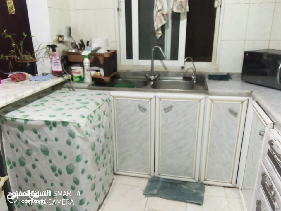 للايجار شقه مفروشه غرفتين نوم وصالون ومطبخ وحمام قريبه من الخدمات طابق اول فوق الارضي عماره هادئه جد