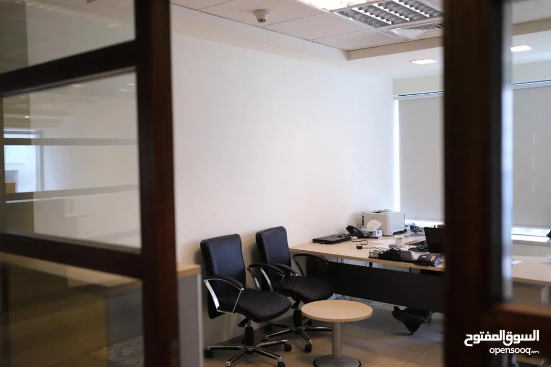 مكتب بالقرب من اشارة وادي صقرة