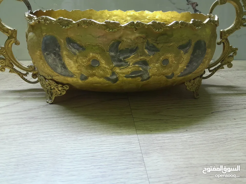 مضيفة نحاس نحاس ثقيلة فخمه جدا قطعه متحفيه بحاله ممتازة جدا جدا للديكور