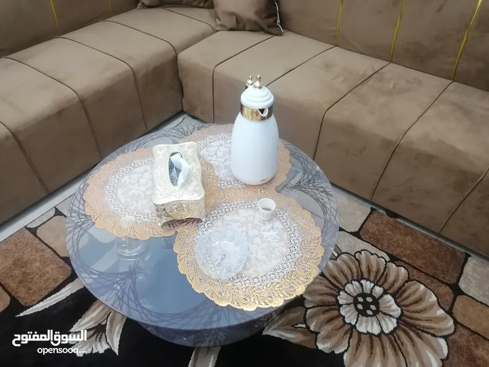 طقم كنب كورنر لون عسلي مع بفه استخدام عرسان شهرين فقط ما صار نصيب