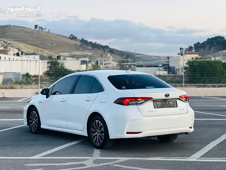 تيوتا كورولا هايبرد ترخيص 2022 فل بدون فتحة مميزة  ماتور 1800cc ( بنزين + كهرباء) 170Hp