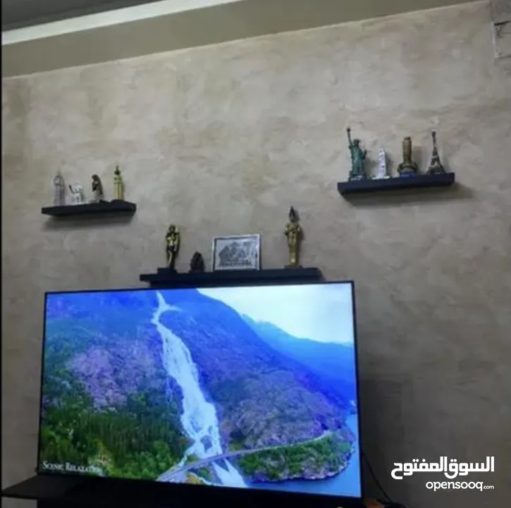 طاولة تلفزيون مع 3 رفوف تعليق للبيع