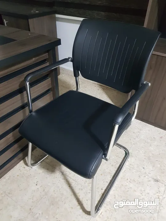 اثاث مكتب ضخم للبيع بسعر مميز