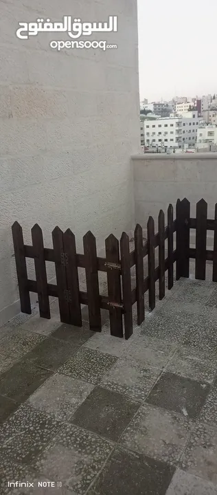 أكواخ خشبية وبيوت للحيوانات