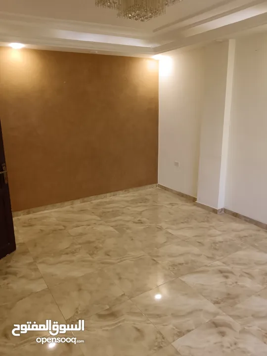 عمارة ثلاث طوابق للبيع في المنارة بسعر لقطة