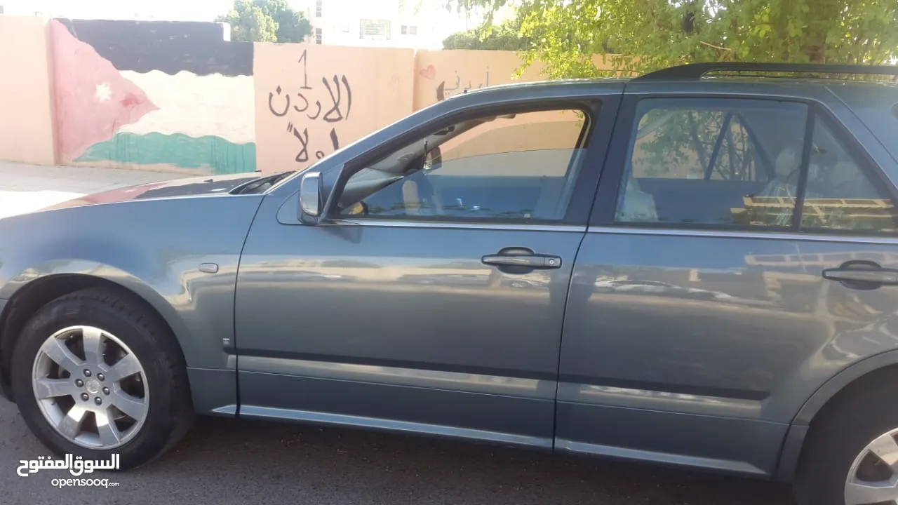 سيارة كاديلاك نوع SRX موديل 2006 بحالة جيدة جداً تتميز بداخلية نظيفة جداً