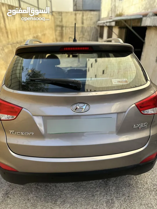 2009 ‏Hyundai توسان LX20 اربع ابواب، اللون فيراني، الكراسي جلد والسيارة 92,000 كيلو فقط وبحالة رائعة