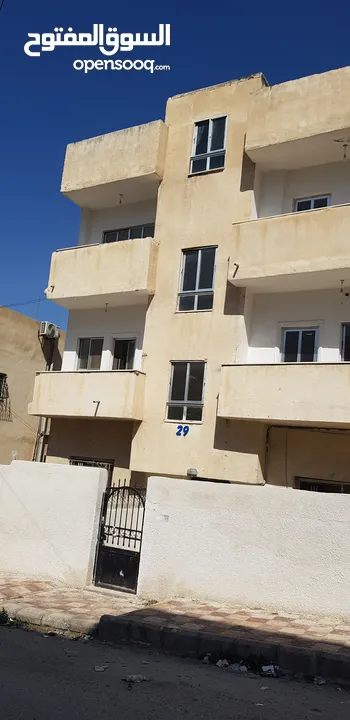 عمارة من اربع طوابق العمارة فارغة