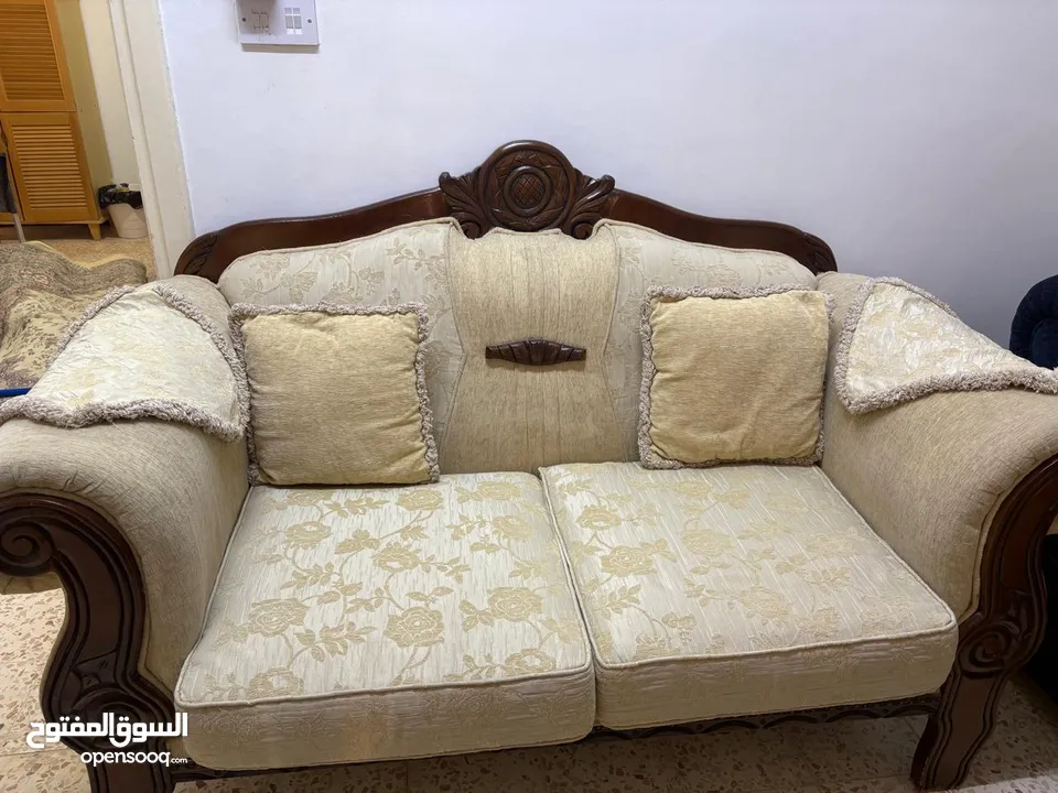 طقم كنب للبيع  مع كرسسين زان مع طاوله داءريه