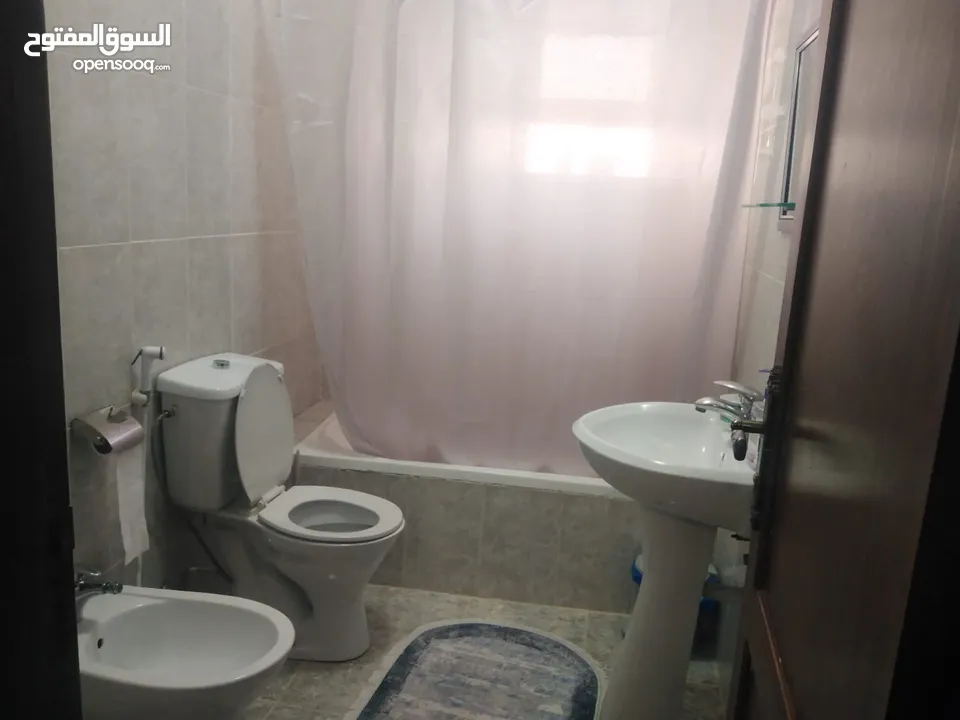 شقة للبيع طابق اول  مساحة 137م في ضاحية الامير حسن 3 غرف نوم  الشقة بحالة ممتازة وموقع مخدوم