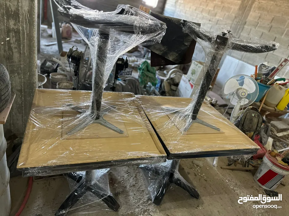 عدة محل  كاملة مع طاولات وكراسي للبيع