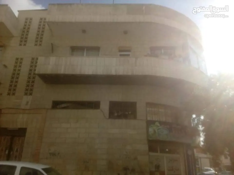 عمارة تجاريه للبيع بناء قديم وتم ترميم العماره بالكامل
