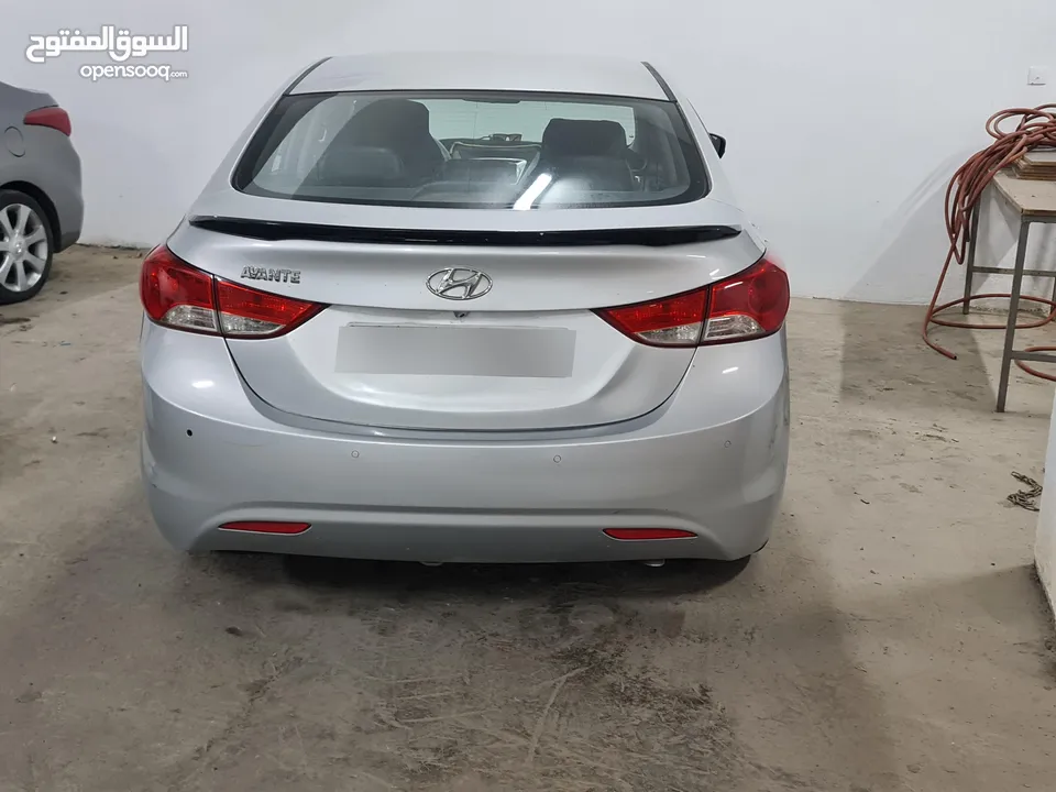 هونداي افانتي MD 2011 بنزين اصلي ... لون سلفر للبيع ..قابل للبدل على هايبرد