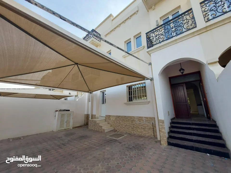 5 Bedrooms Villa for Rent in Madinat Sultan Qaboos REF:997R