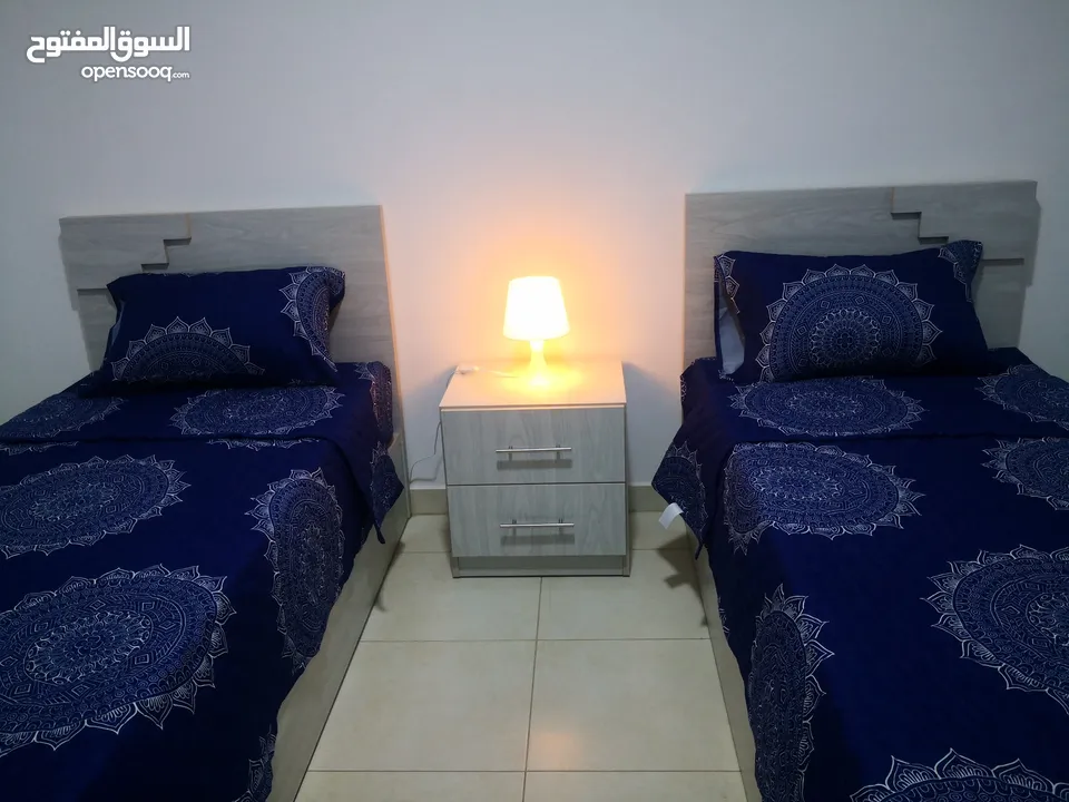 شقة مفروشة ارضية فاخرة للايجار بالقرب من الجامعه الاردنيه و جامعة الاميرة سمية الجبيهة 4 من المالك م
