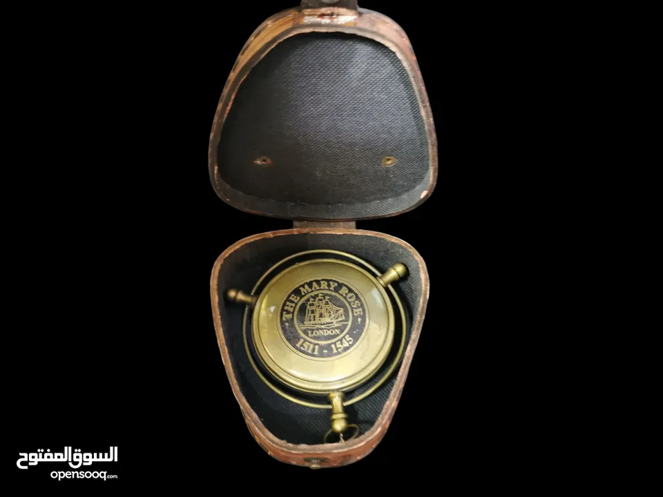 بوصله نحاس قديمه ومميزه بالعلبه الجلديه