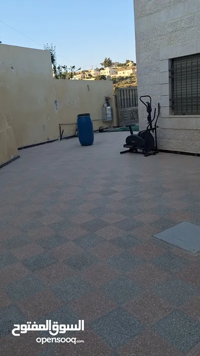 بيت سوبر ديلوكس مستقل للبيع اربع واجهات حجر عمر البناء 3 سنوات اطلاله بانوراميه جميله جدا
