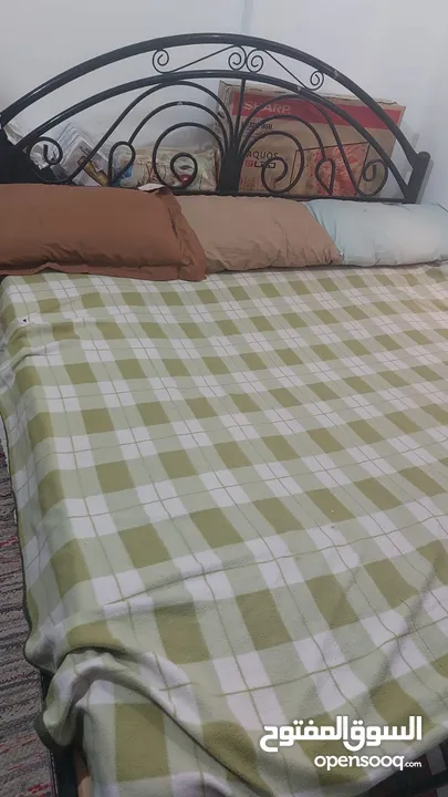 سرير كبير للبيع