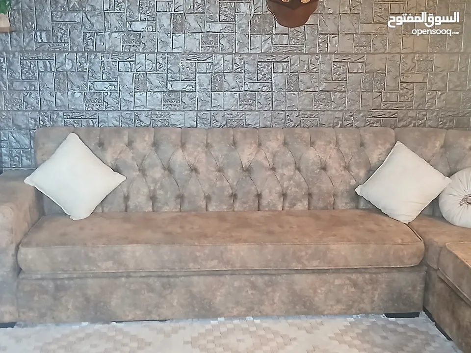 كورنر غرفة الجلوس يوجد مخزن