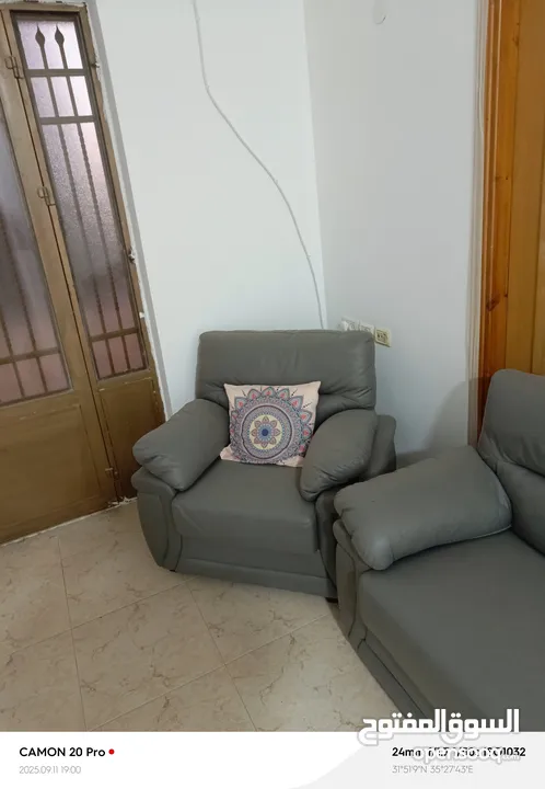 كنب بالإضافة الى مكتب وكرسي