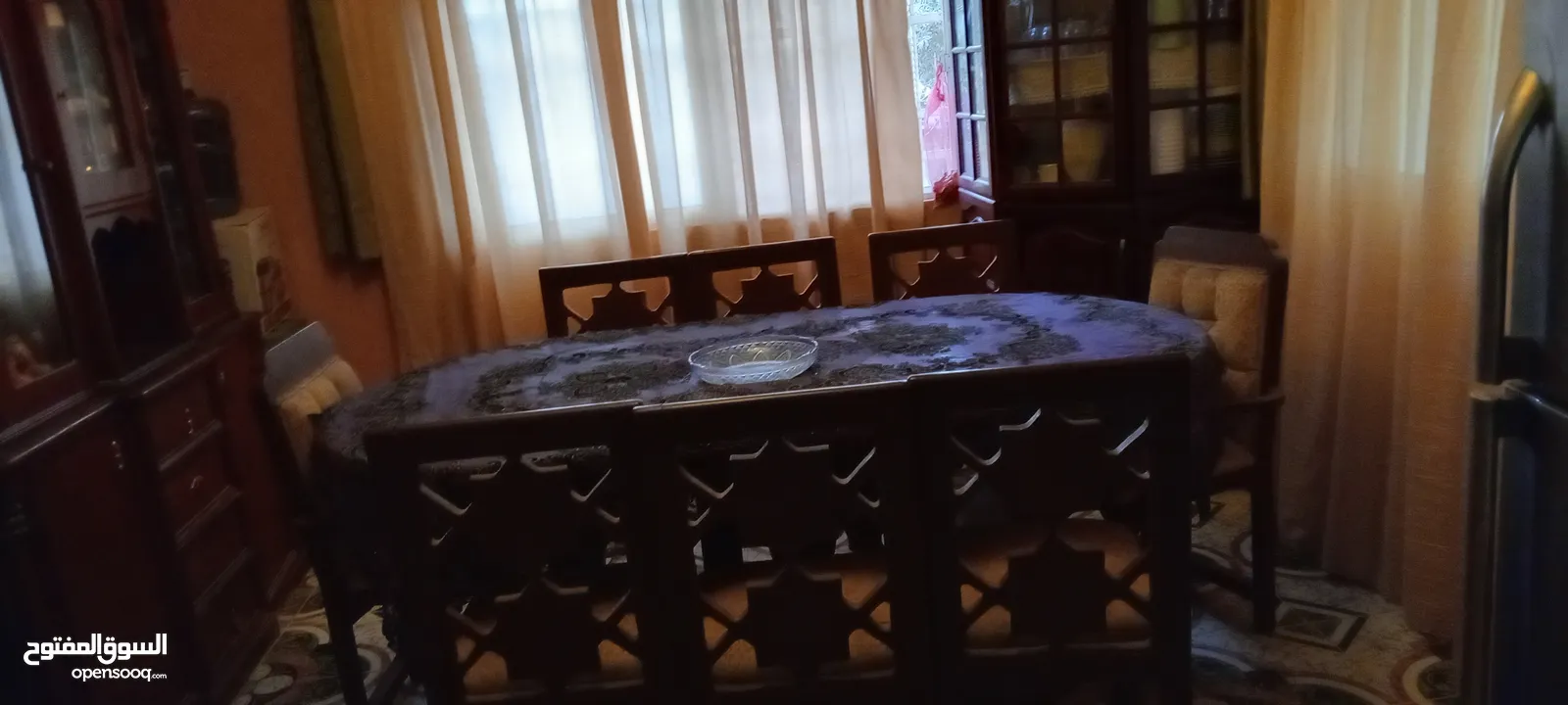 طاولة سفرة مع 8 كراسي مع بوفيه