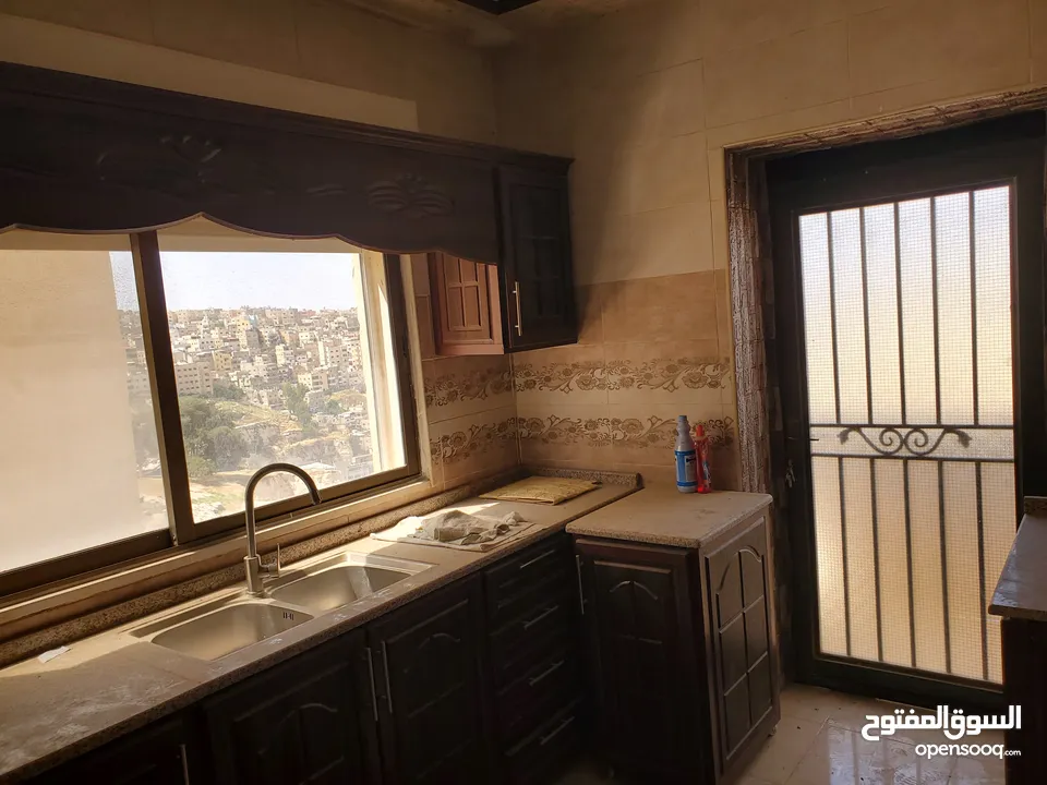 شقة قي جبل الزهور مأهولة بحي حديث مطلة وجاهزة للسكن لم تسكن من قبل