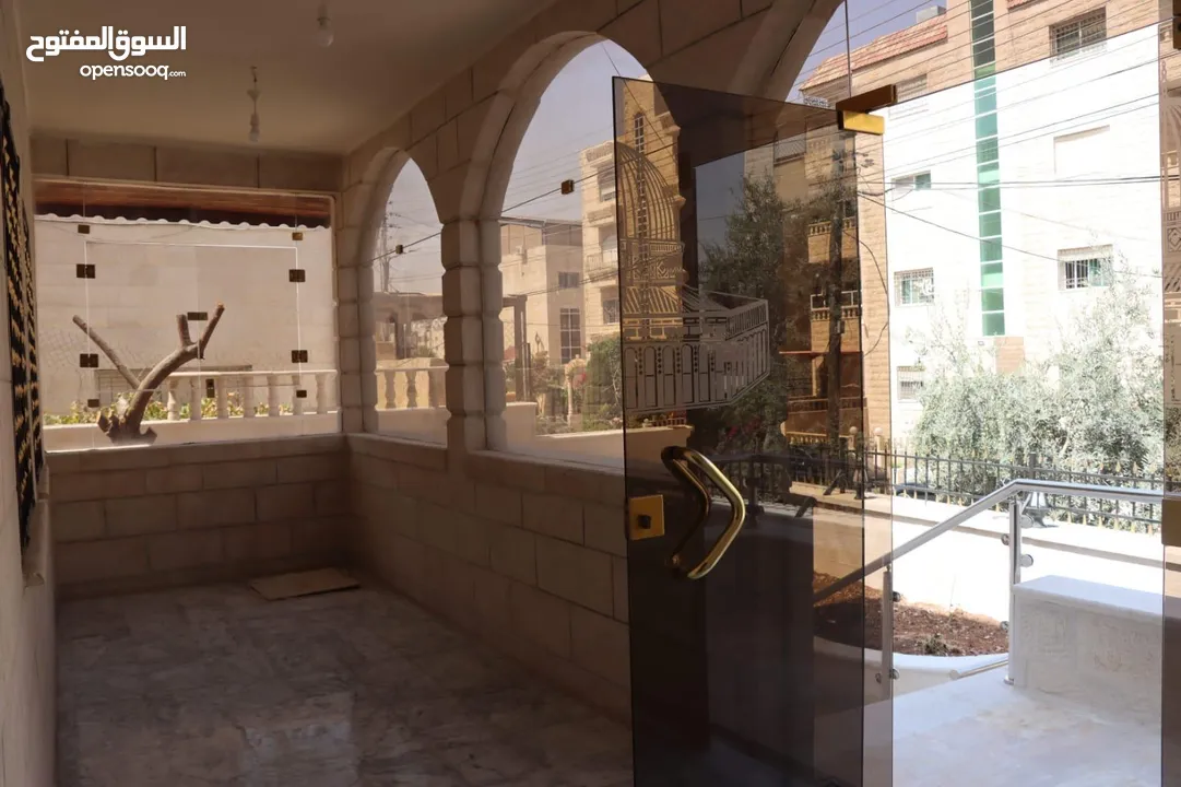 فيلا/بيت للبيع من ثلاث طوابق مساحة البناء 700متر مربع مساحة الارض600م2
