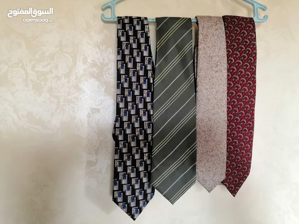 يتوفر 30 ربطة عنق رجالية