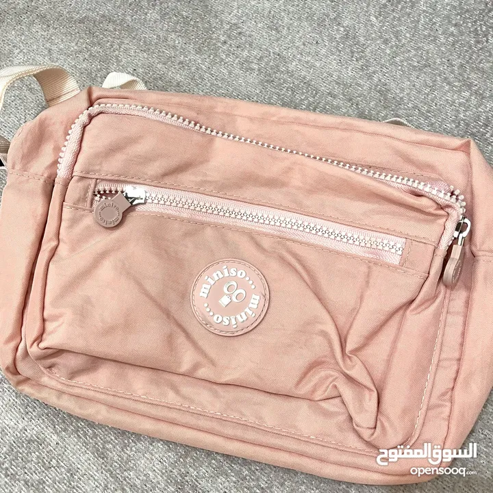 حقيبة Miniso أصلية لون زهري. للبنات والصبايا. مناسبة للاستخدام والطلعات اليومية