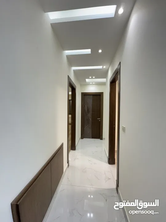 شقة مميزة للبيع طابق ثاني مساحة 230م بخلدا بتشطيبات مميزة (مشروع 115)