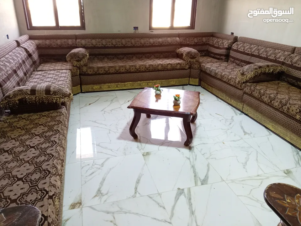 طقم تفصيل 20 مقعد بحالة الوكاله فرش متحرك  مع طاوله وسط  الموقع اربد