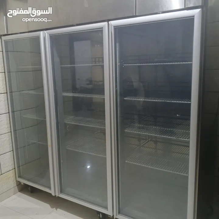 للبيع: ثلاجة عرض تجارية بثلاث أبواب زجاجية