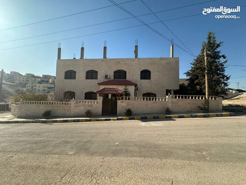 بيت طابقين للبيع