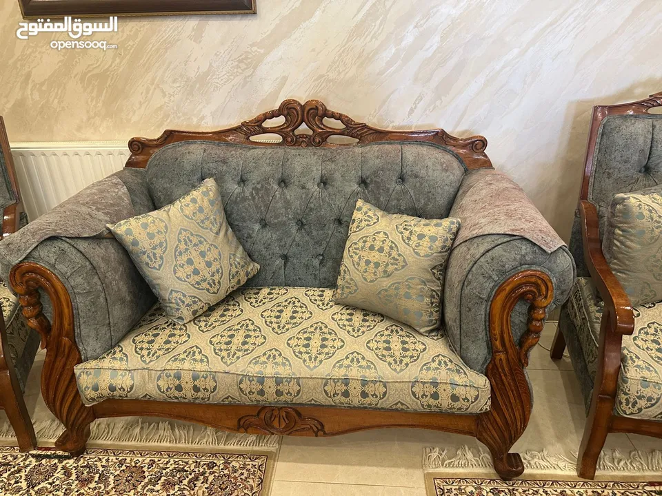 طقم كنب غرفه ضيوف مع طقم طاولات للبيع بسعر مغري