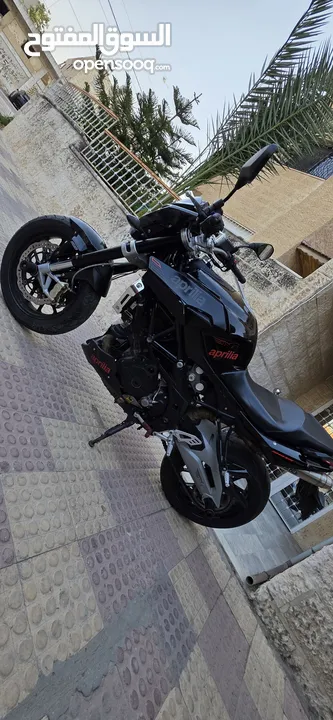دراجة ابريليا 750 cc بحالة ممتازة 2016 ماشية 24000 فقط مالك ثاني صيانة دورية في الشركة 3200 دينار