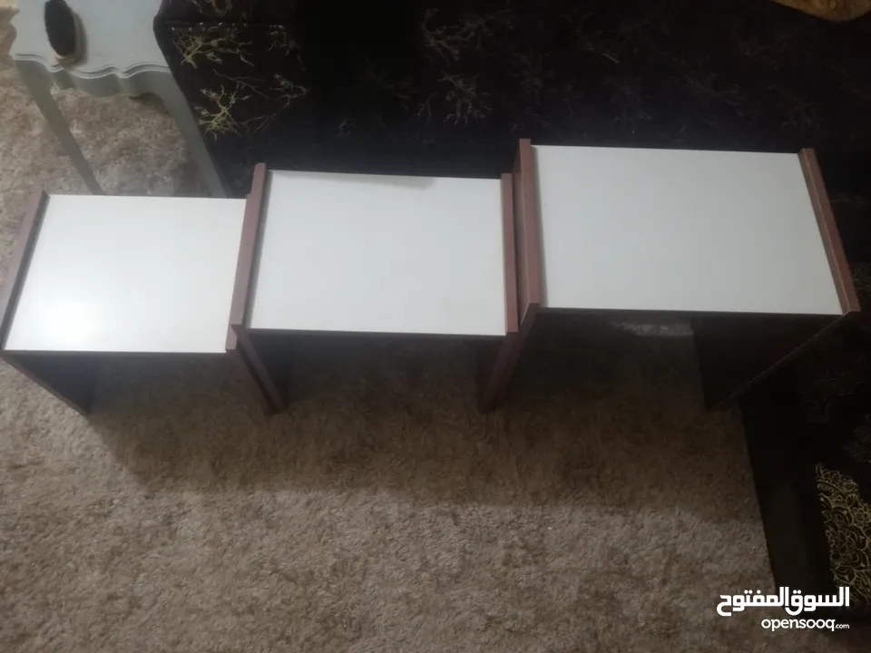 طاولة خشب مع ثلاث طرابيزات خشب