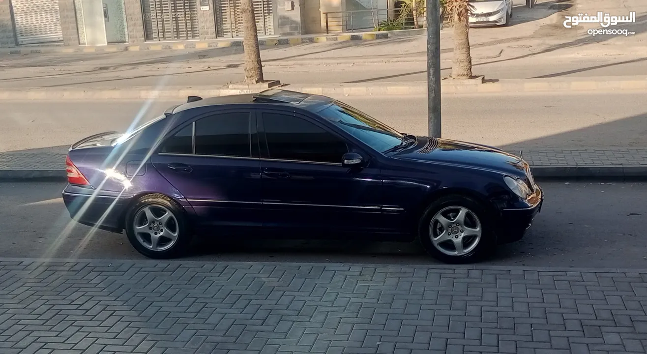 مرسيدس c200/ افنجارد فل كامل وفحص كامل موديل 2001 ماتور 2000 احمر