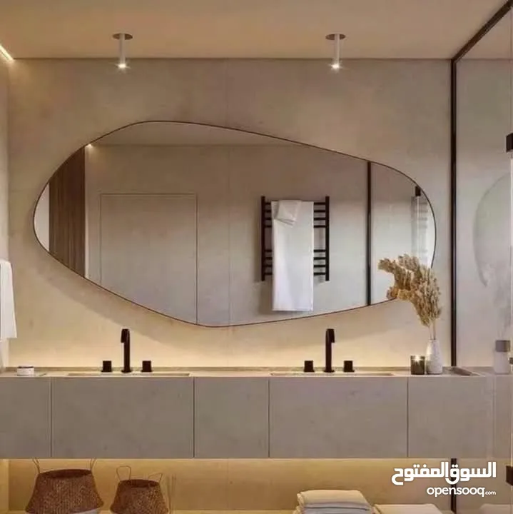 العرض لفتره محدوده  تشكيله واسعه من المرايا والديكورات